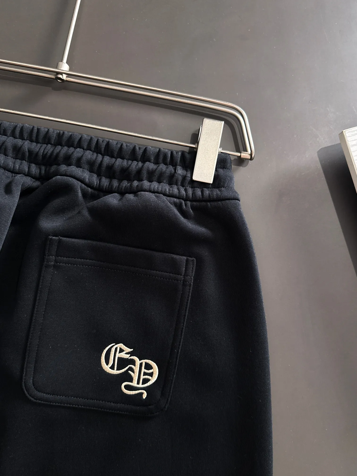 P310 Chrome Hearts* (exclusive quality in the market) hot style 2꯭0꯭2꯭5 new autumn pants original ⌚️ high version Chrome Hearts The fabric is made of 380g high-density double-sided Chinese custom fabric. It does not deform or shrink. The three-dimensional drape is amazing. Process introduction: chicken edge + classic horseshoe embroidery. Color: black SIZE: M-XXXL
